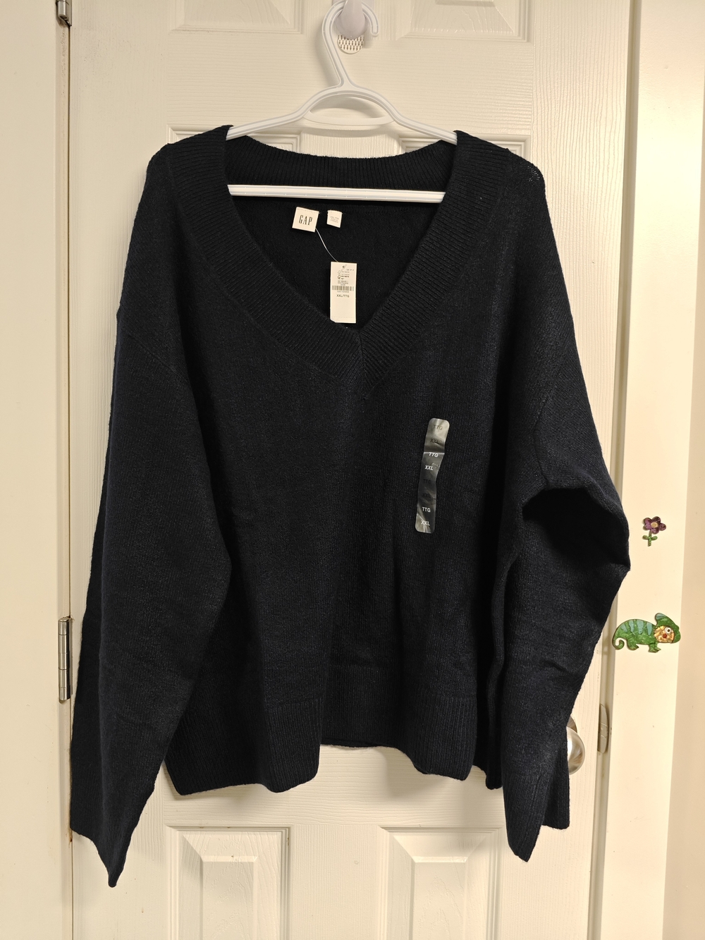 Gap Women's V-Neck Sweater in Navy Blue